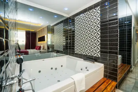 Jacuzzi Deluxe Room