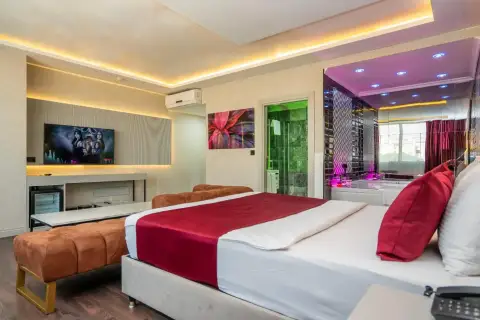 Jacuzzi Deluxe Room